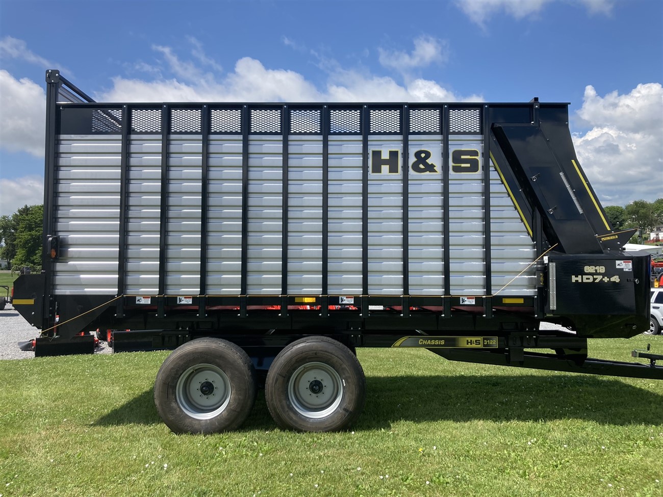 2022 H&S 7+4 FORAGE BOX