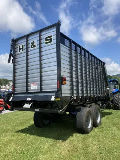 2022 H&S 7+4 FORAGE BOX - Back Right