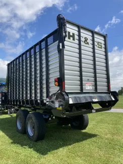 2022 H&S 7+4 FORAGE BOX - Back Left